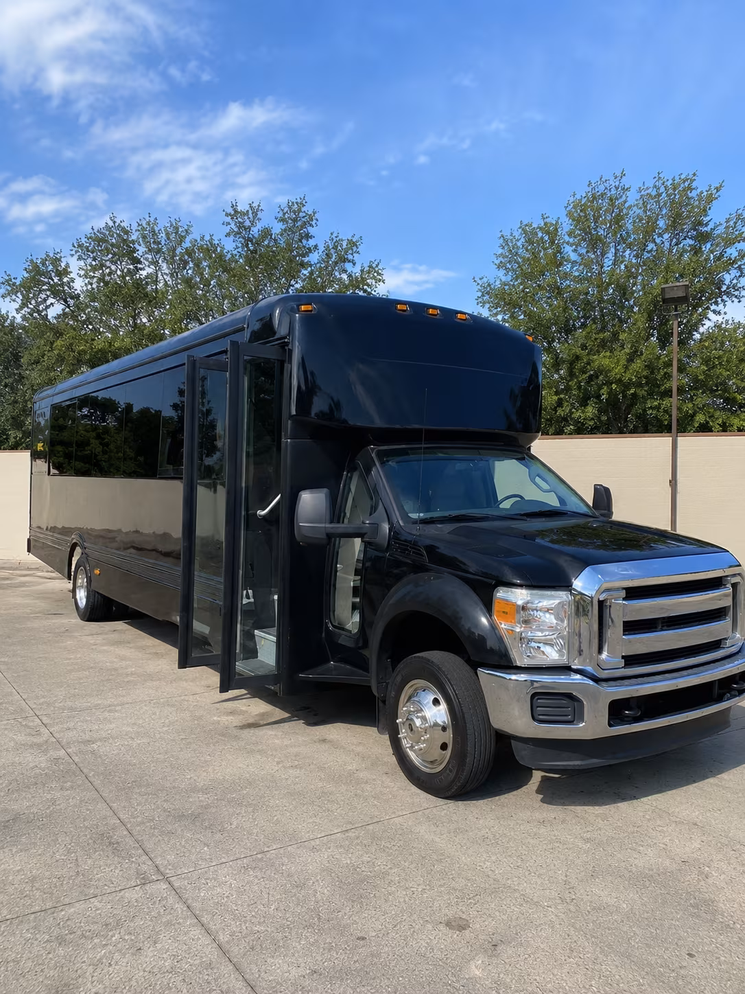 lorain 20 passenger party bus